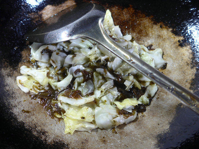 橄榄菜炒包心菜步骤8