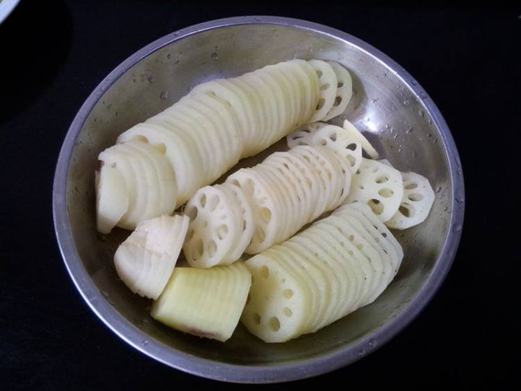 毛豆炒嫩藕步骤2