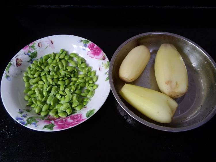 毛豆炒嫩藕步骤1