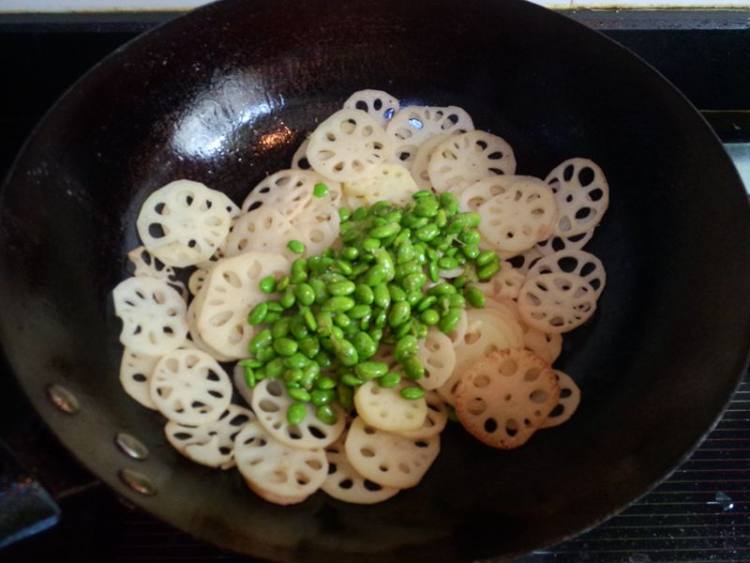 毛豆炒嫩藕步骤5