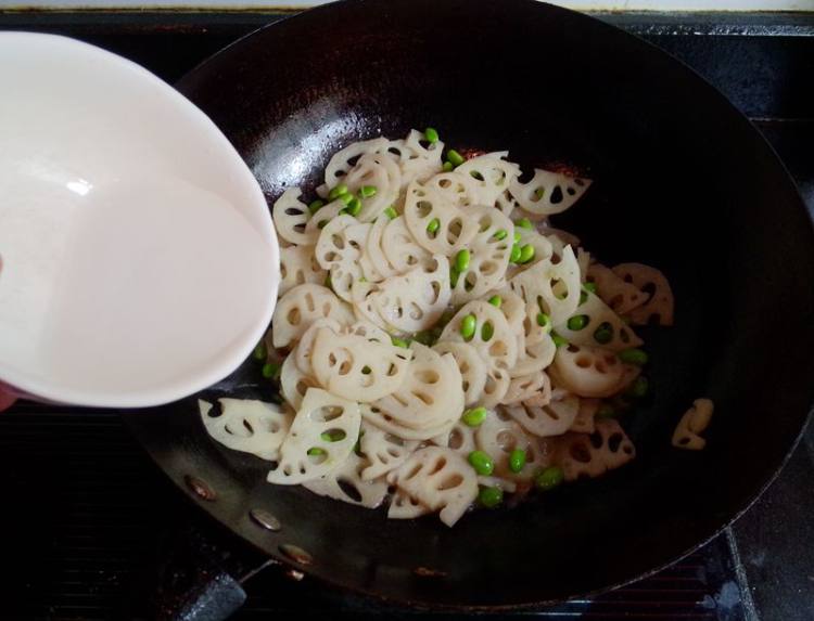 毛豆炒嫩藕步骤8
