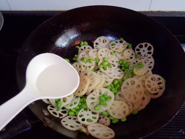 毛豆炒嫩藕步骤7