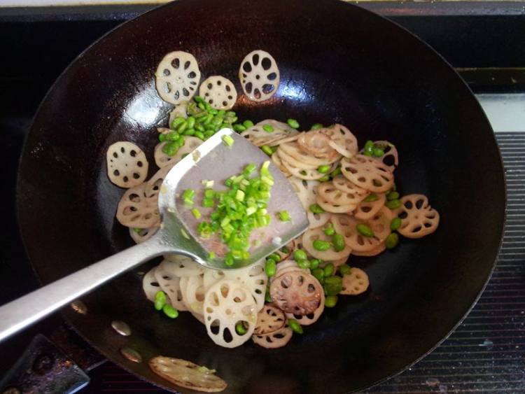 毛豆炒嫩藕步骤9