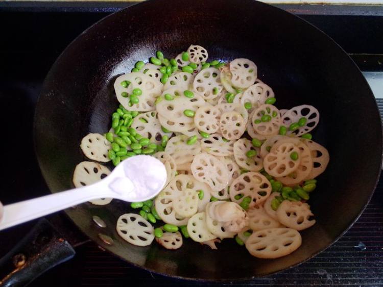 毛豆炒嫩藕步骤6