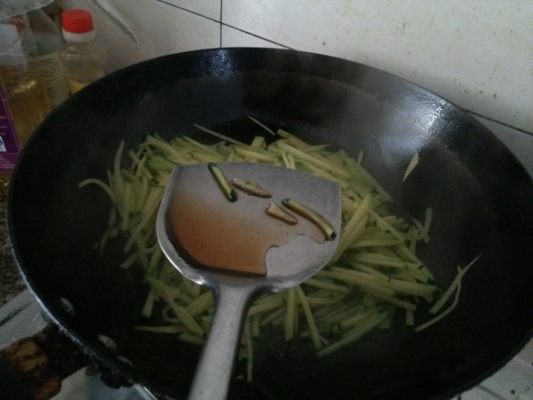 醋溜青南瓜丝步骤7