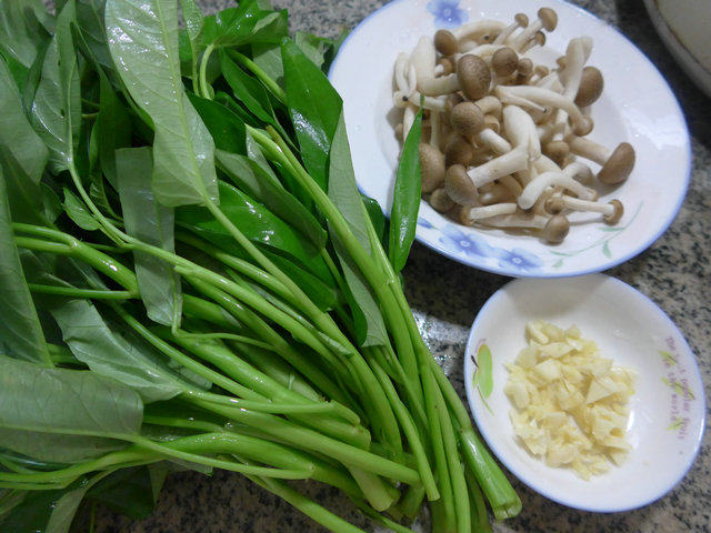 蟹味菇炒空心菜步骤1