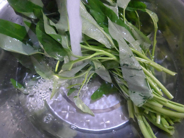 蟹味菇炒空心菜步骤2