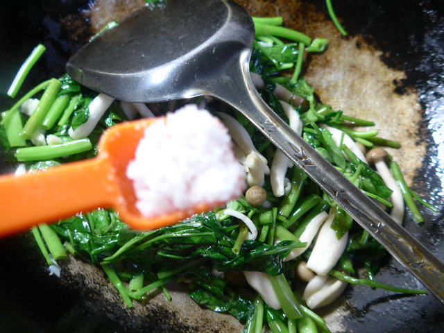 蟹味菇炒空心菜步骤7