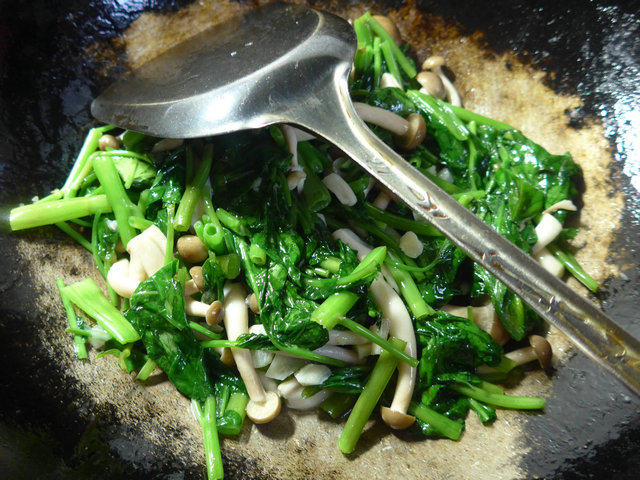 蟹味菇炒空心菜步骤8