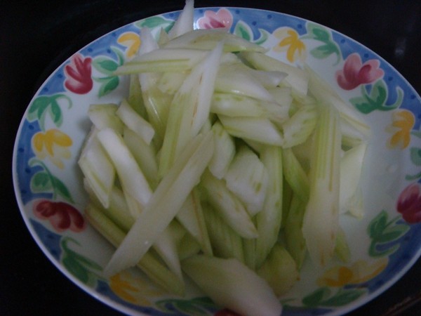 豆干炒西芹蒜苗步骤2