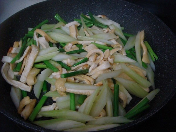 豆干炒西芹蒜苗步骤6