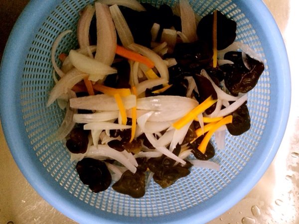 洋葱拌木耳步骤5