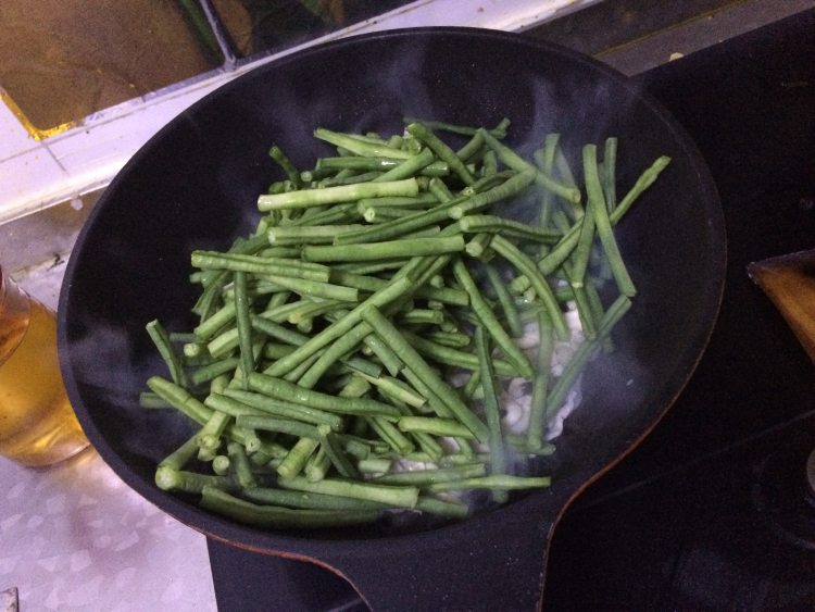 豇豆炒肉步骤2
