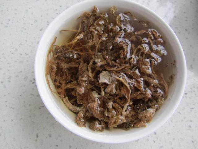明油笋干菜煮茭白步骤2