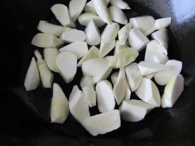 明油笋干菜煮茭白步骤5