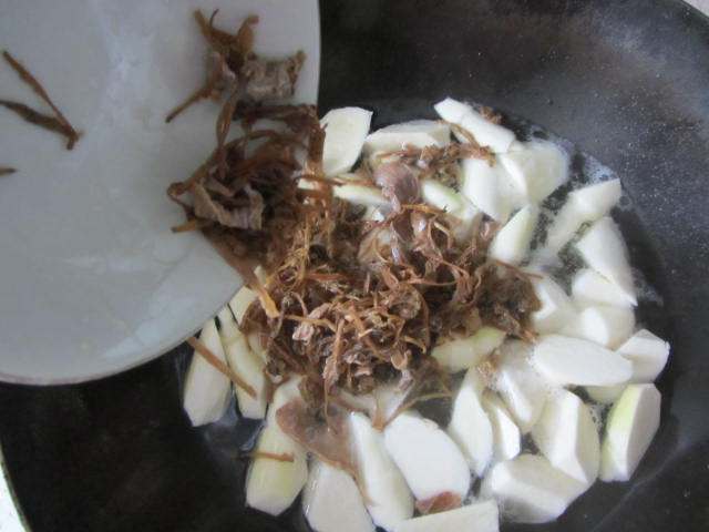 明油笋干菜煮茭白步骤7