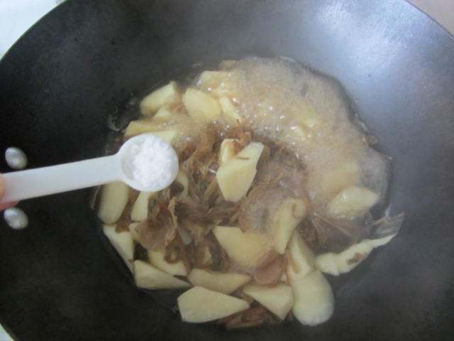 明油笋干菜煮茭白步骤8