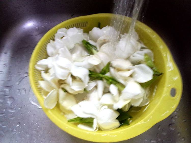 清炒栀子花步骤2