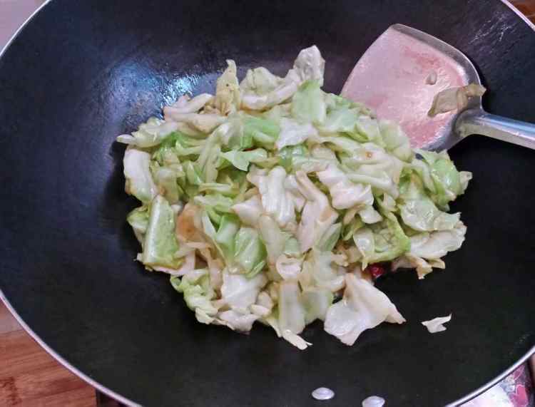 【快手菜】炝炒包菜步骤6