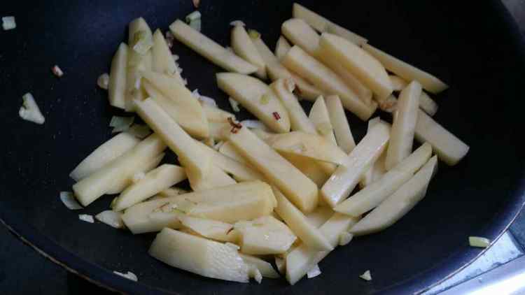 土豆烩豆角步骤4