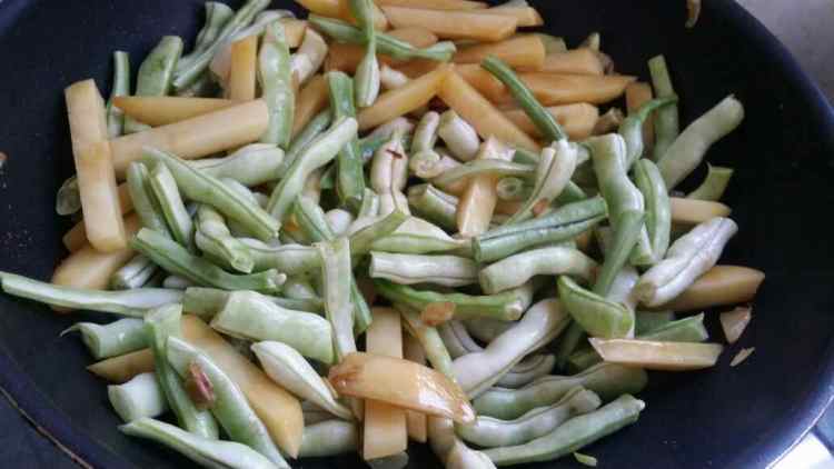 土豆烩豆角步骤5