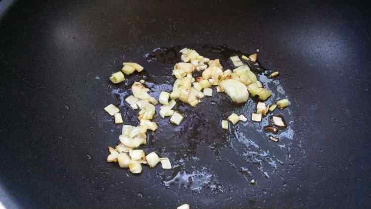 土豆烩豆角步骤3