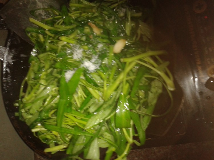 蒜蓉酱炒空心菜步骤3
