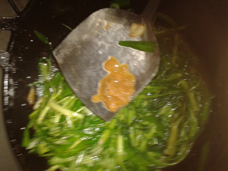 蒜蓉酱炒空心菜步骤4