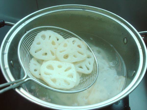 酸腌菜藕片步骤2