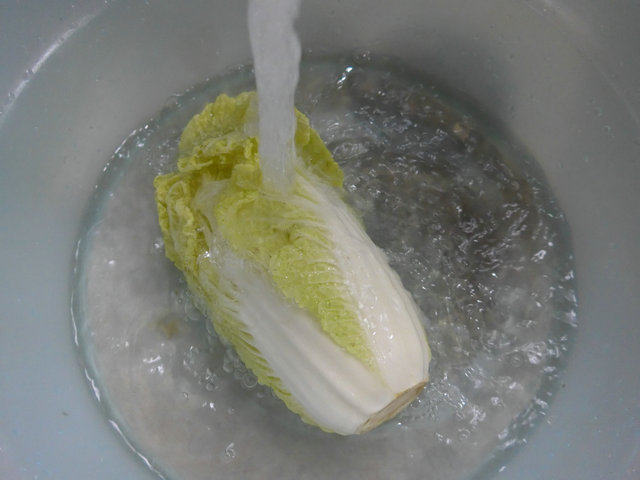 榨菜丝香菇炒娃娃菜步骤2