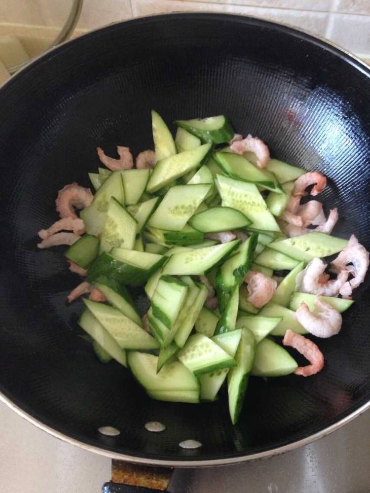 素虾仁炒黄瓜步骤3