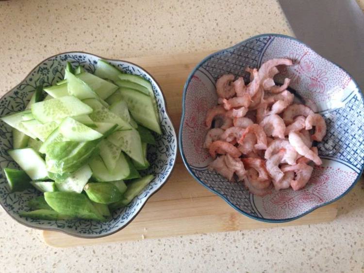 素虾仁炒黄瓜步骤2
