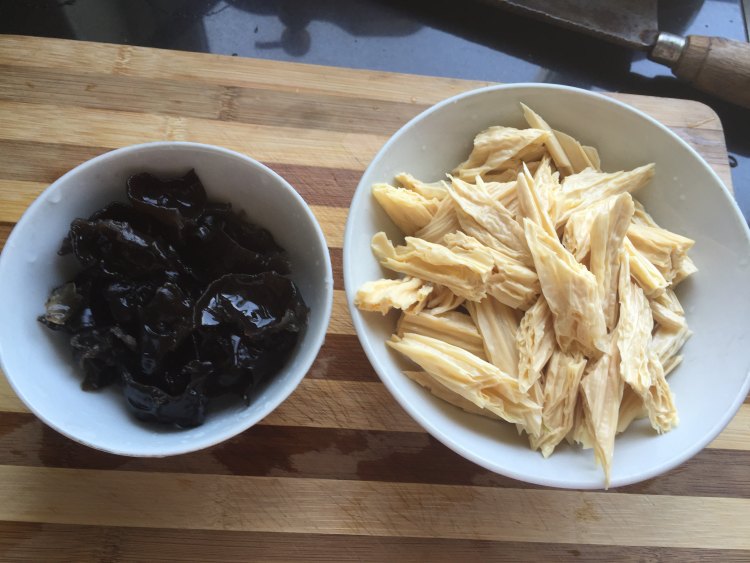 【手工美食】凉拌腐竹步骤1