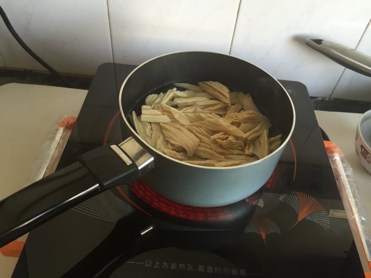 【手工美食】凉拌腐竹步骤3