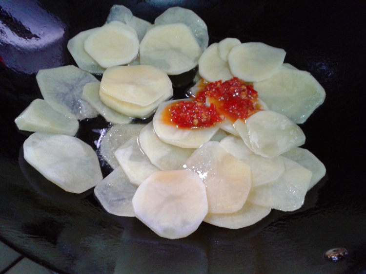 【手工美食】孜然土豆步骤3