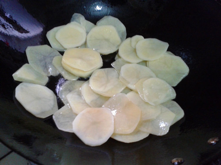 【手工美食】孜然土豆步骤2