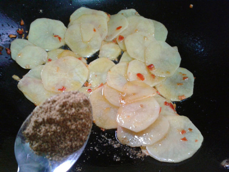 【手工美食】孜然土豆步骤6