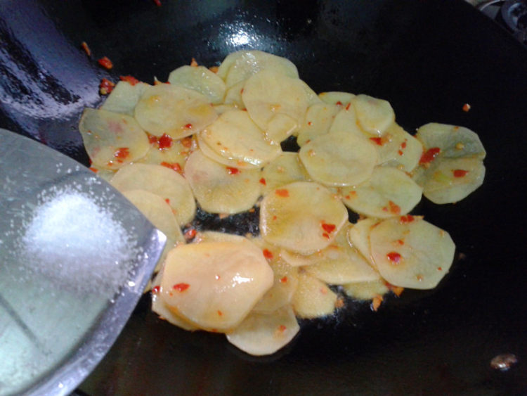 【手工美食】孜然土豆步骤5