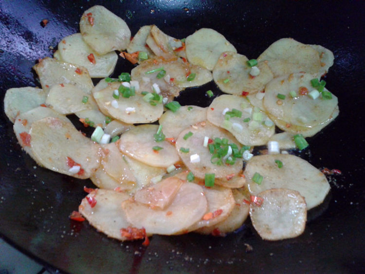 【手工美食】孜然土豆步骤7