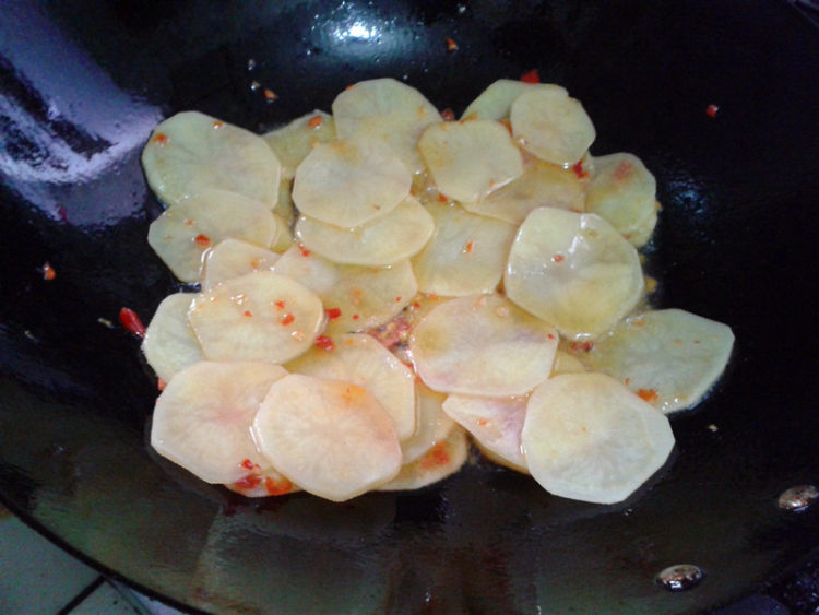 【手工美食】孜然土豆步骤4