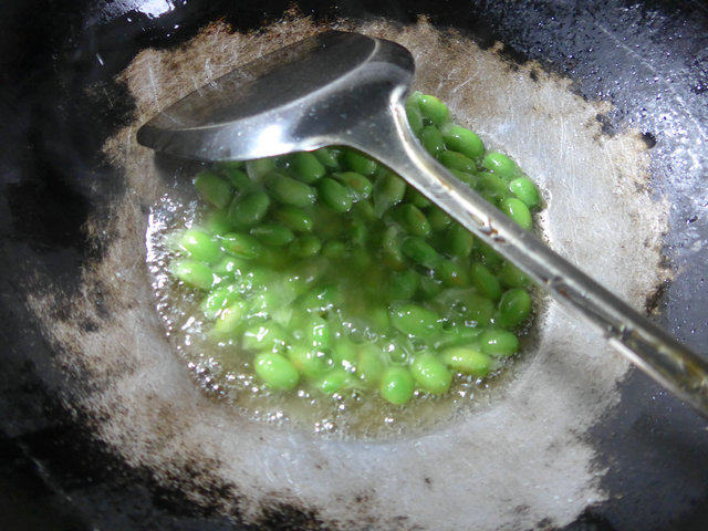 榨菜丝茭白炒毛豆步骤3
