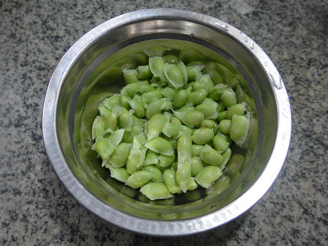 榨菜丝茭白炒毛豆步骤2