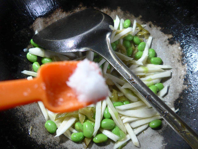 榨菜丝茭白炒毛豆步骤6