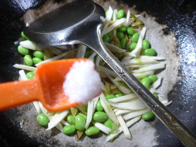 榨菜丝茭白炒毛豆步骤7