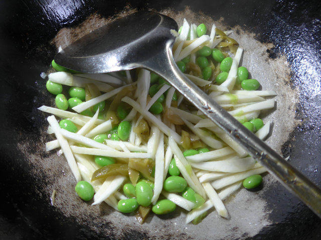 榨菜丝茭白炒毛豆步骤5