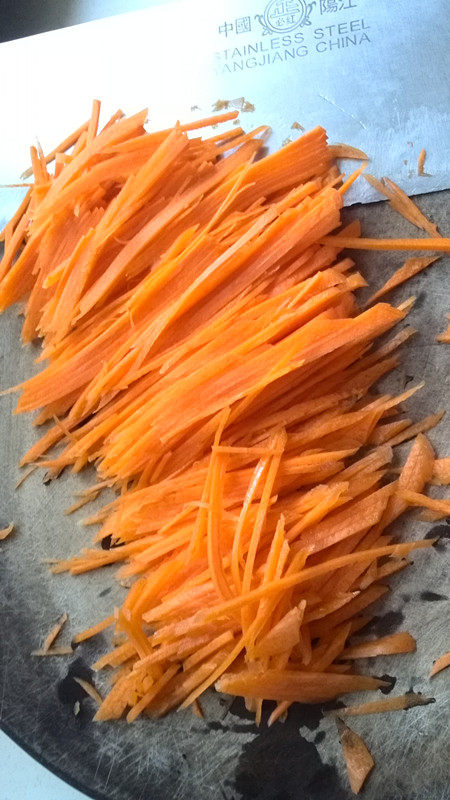 胡萝卜拌香干步骤1