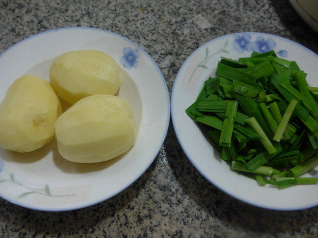 韭菜炒土豆步骤1