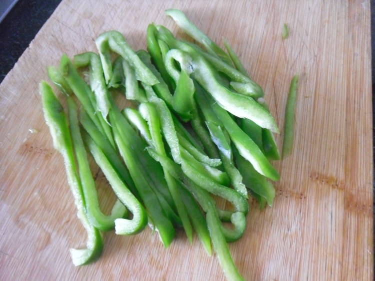 青椒炒豆芽步骤3