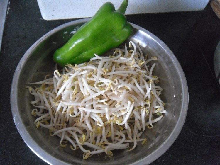 青椒炒豆芽步骤1
