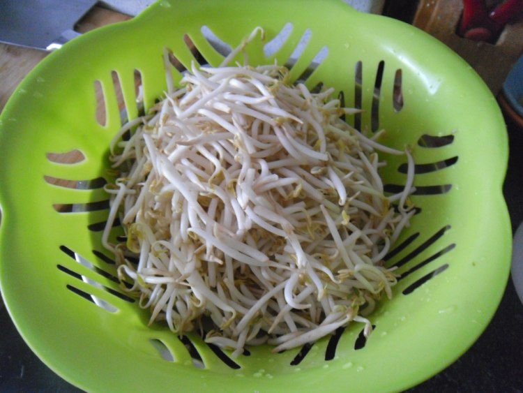 青椒炒豆芽步骤2